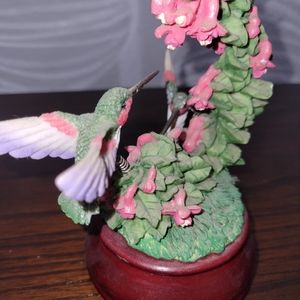 Hummingbird nectar music box
